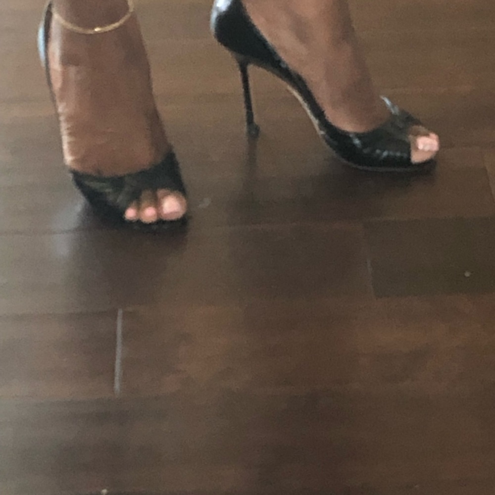Black leather pump